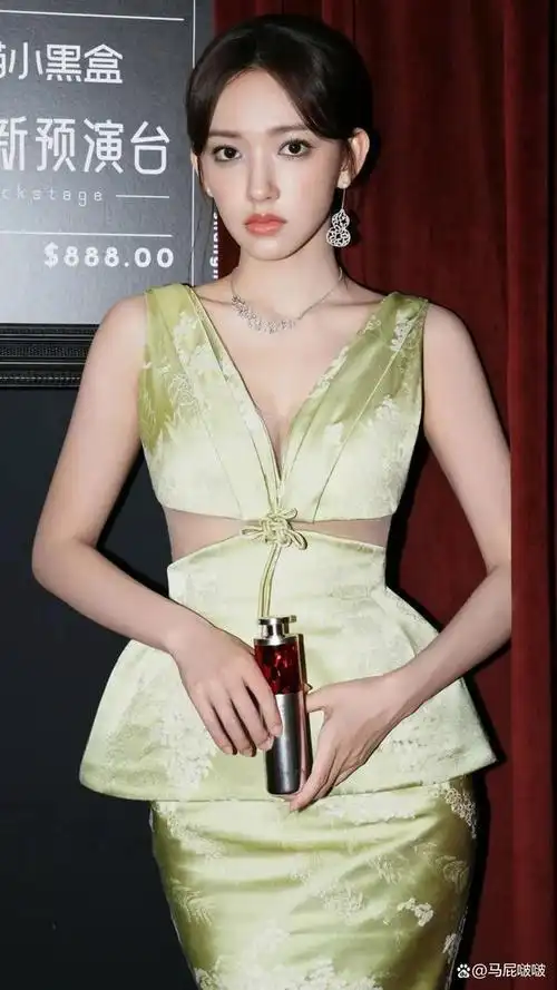 程潇绝美写真,一袭性感的深v绿裙,气质迷人