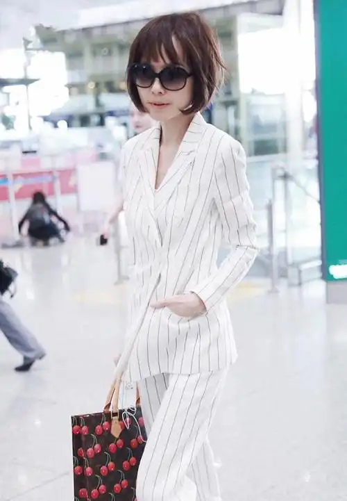 鲁豫一脸严肃走机场穿荧光绿毛衣配皮裤短靴波波头短发a爆了