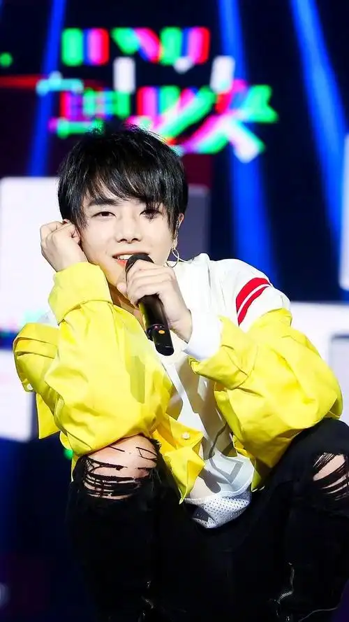 华晨宇2017527樱花女神盛典高清壁纸