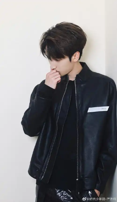 这个眼神杀我真没了,是帅气的@时代少年团-严浩翔