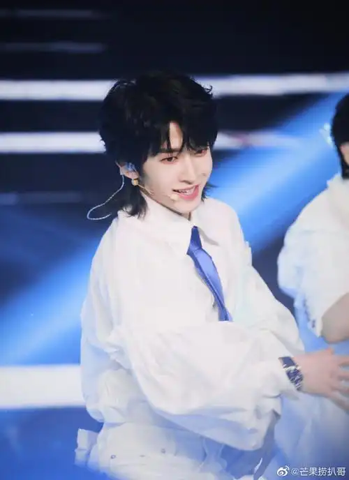 出道三个月快乐,脸上永远洋溢着标志的括弧笑容的笑宇,笑口常开,好彩