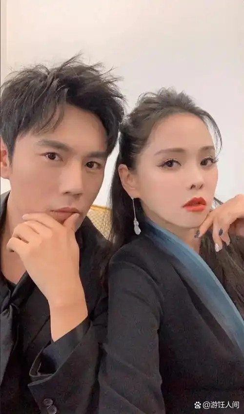 伊能静与秦昊形影不离,无论是镜头前还是日常生活中的点滴,他们都是