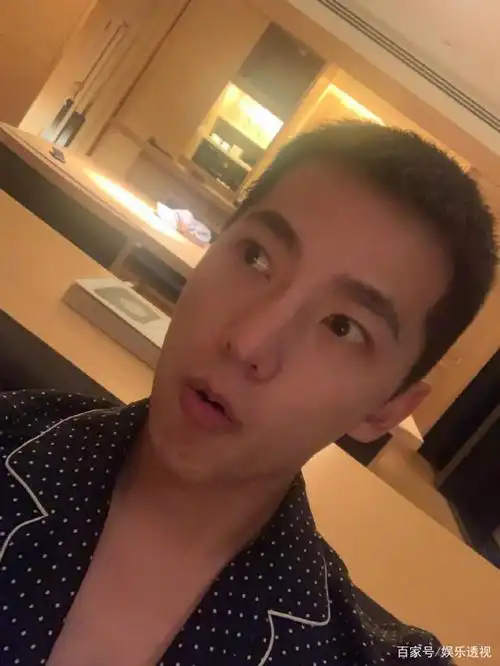 杨洋晒九宫格自拍表情基本相同,最后两张却是开窍角度好还卖萌