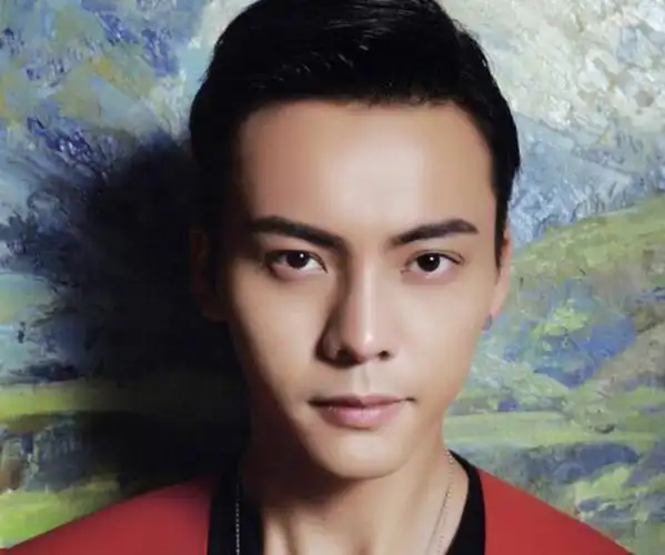 陈伟霆,面相额头平起而开阔,并且有贵骨,显的很有贵气感,同时这种额头