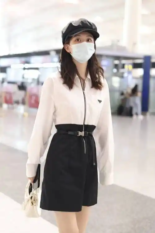 乔欣黑白穿搭现身机场 小皮鞋配贝雷帽少女范儿满满_出发_北京_造型