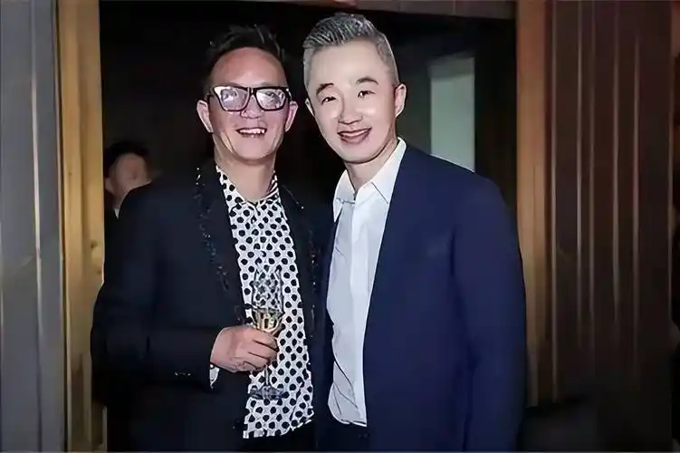 51岁主持人程雷肝病去世?本尊晒合照回应,因犯错遭封杀被调幕后_节目_