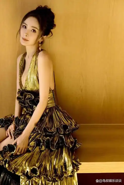 杨幂穿深v鎏金裙大秀性感火辣好身材 风情万种 妩媚勾人