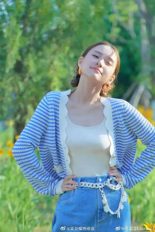 何超莲夏日写真清新靓丽 扎双丸子头浅笑甜似少女