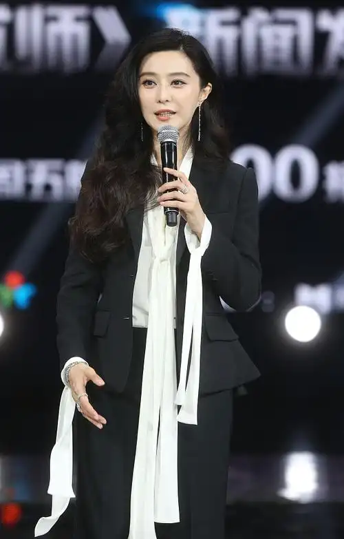 范冰冰跨界任评委西装干练迷人 称"会逼男友学魔术"