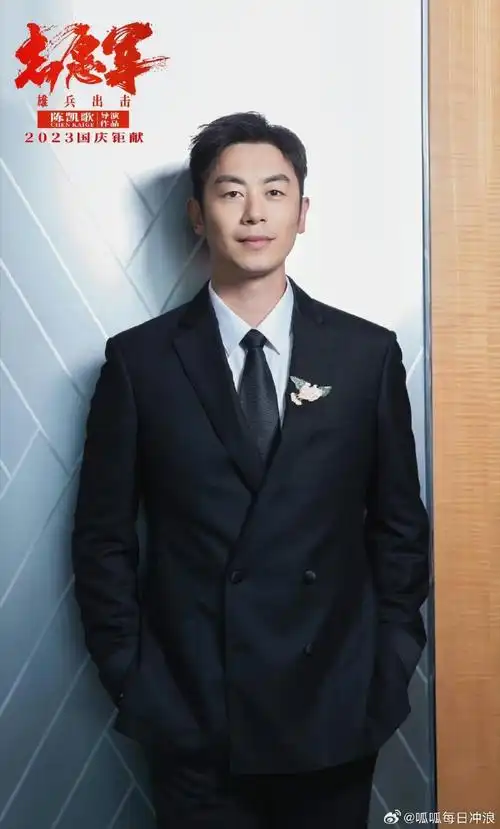 《志愿军:雄兵出击》首映典礼@朱亚文出发图深邃帅气,全黑西装的公式