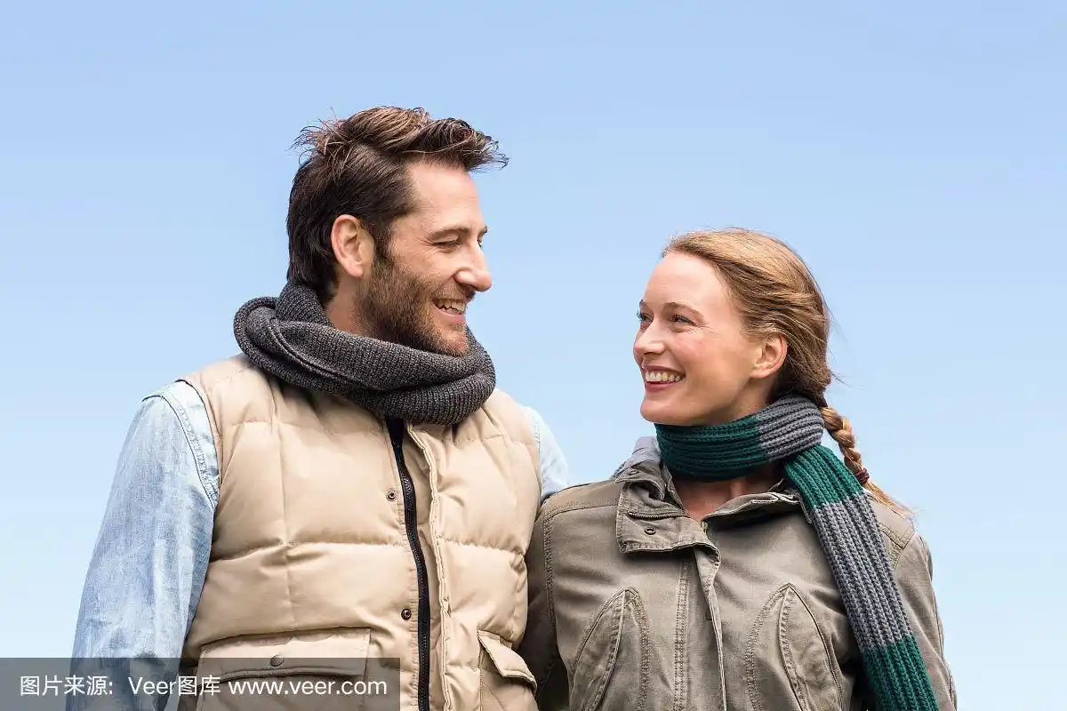 幸福的情侣互相微笑
