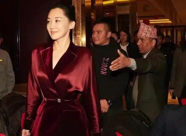 许晴国外参加晚宴穿一身红衣高调成主角50岁的人看脸却像20岁