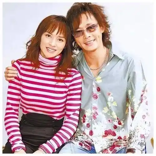 原创55岁黄品源婚礼曝光任贤齐惊喜献唱祝福年轻妻子才华突显