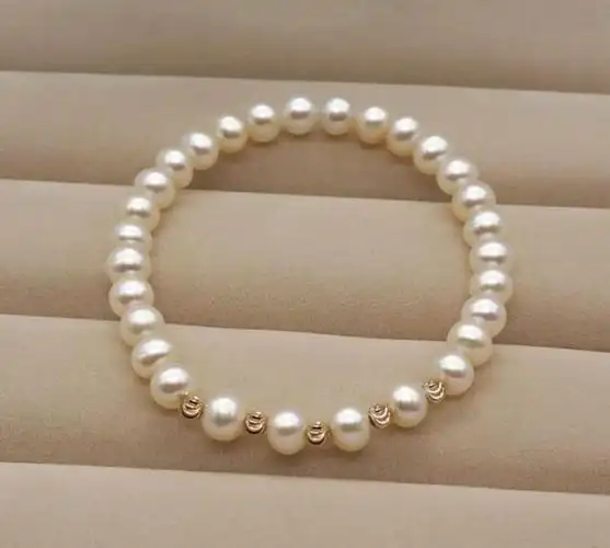 款式简单的珍珠手链,搭配女生柔美的气质,显得减龄又时尚