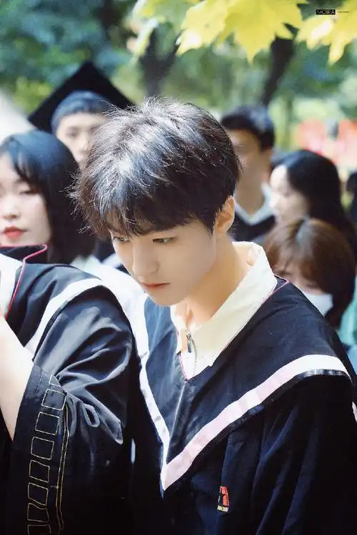王俊凯拍毕业照