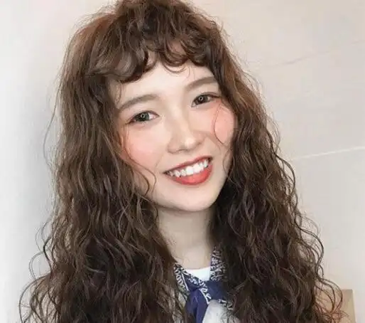 女生烫小卷刘海发型图片