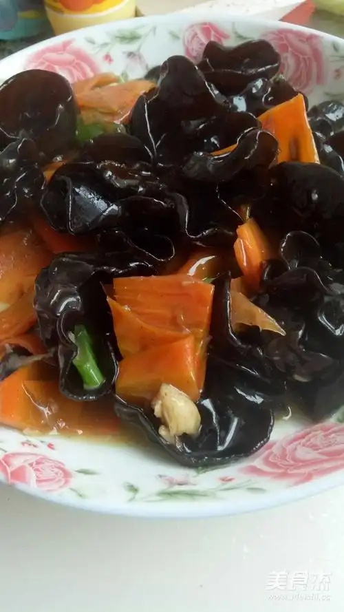 胡萝卜炒木耳的做法