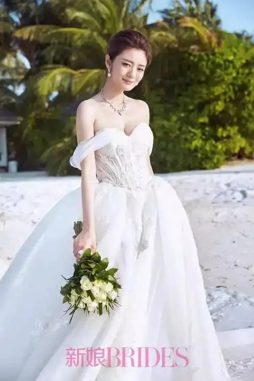 安以轩婚后戴钻戒拍婚纱大片:一只铁丝圈也能俘获女神心!