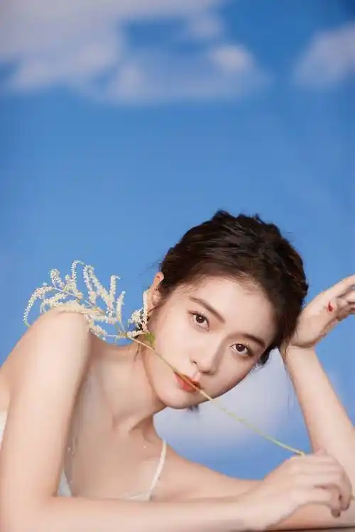 张雪迎如冰雪公主般优雅,轻纱吊带裙尽显温柔浪漫,美背性感惊艳_照片