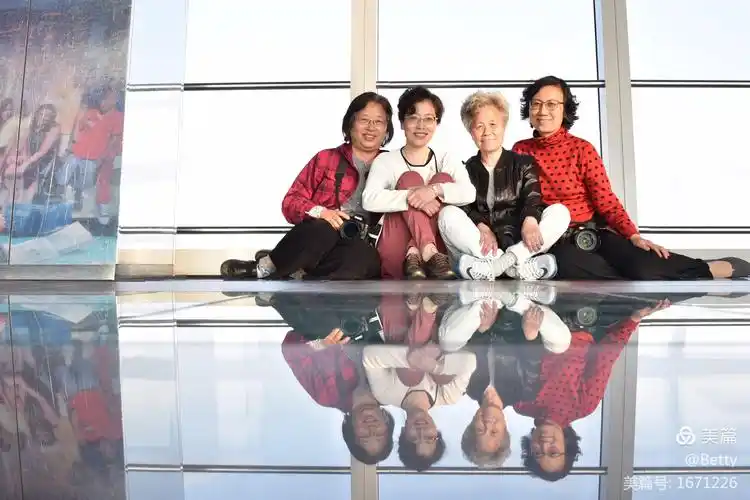 这张四人集体照是自拍的,拍出倒影,非常喜欢.