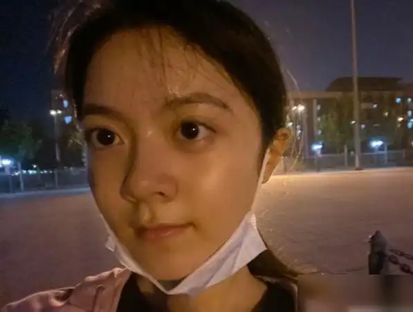 赵今麦回归校园生活纯素颜拍照角度清奇