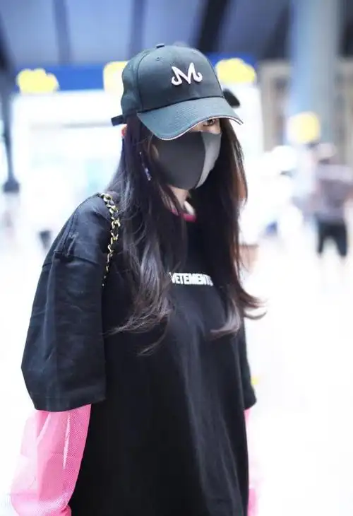 杨幂戴口罩棒球帽现身,穿玫红网眼裙配黑色t恤,一双美腿超吸睛