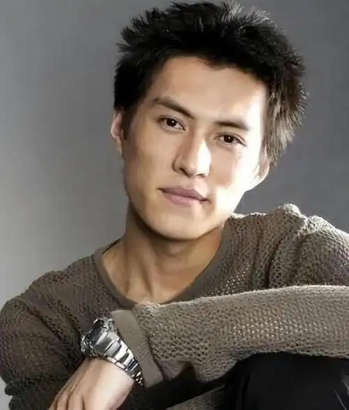 演员靳东参加两会引全网热议,身份显赫备受瞩目!