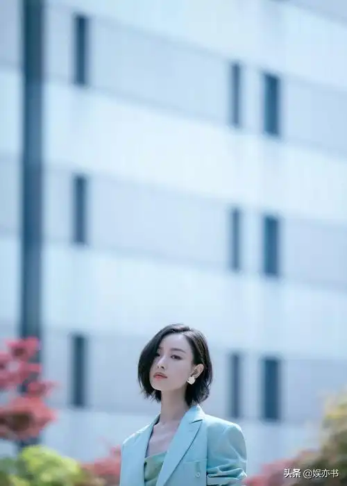 倪妮短发薄荷绿套装肤白貌美温柔与利落并存