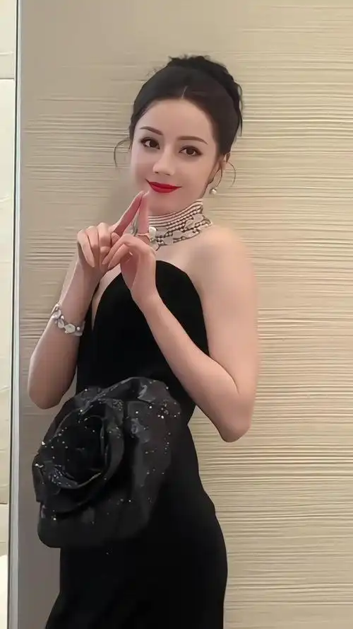 迪丽热巴以极简黑礼服,衬托出御木本珍珠的柔光与纯粹,优雅如她,自成