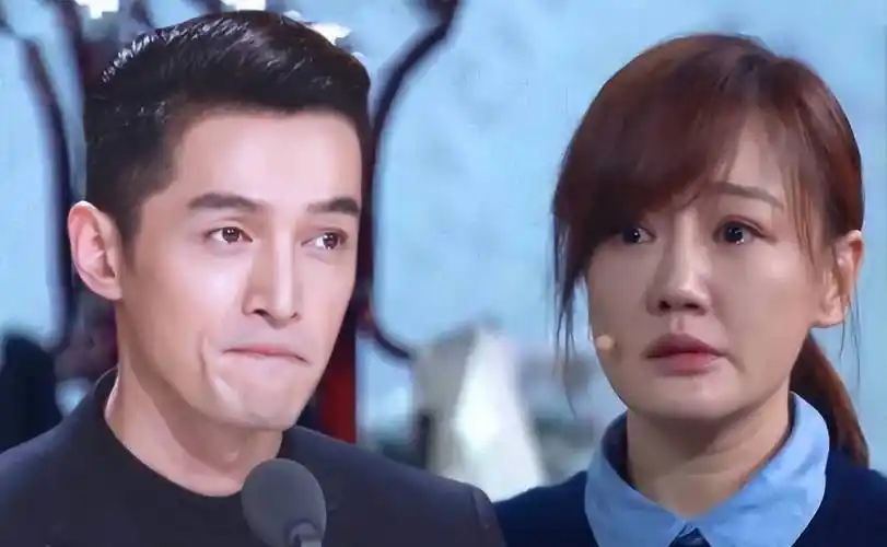 薛佳凝无视胡歌隐婚生女,现身片场吃苹果,面部松弛眼神呆滞无光_什么