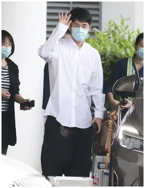 刘昊然穿白衬衫现身酒店,行程忙碌不忘与粉丝打招呼