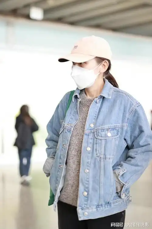 低调影后热依扎机场牛仔外套风格随性洒脱搭配毛衣休闲裤