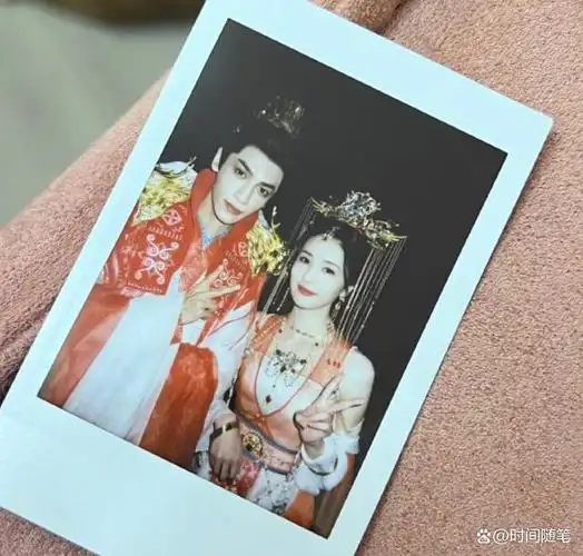 4月9日,演员白鹿在社交媒体上晒出了一张与罗云熙的合照,照片中两人身