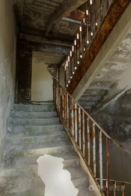 废弃厂房内部破旧楼梯