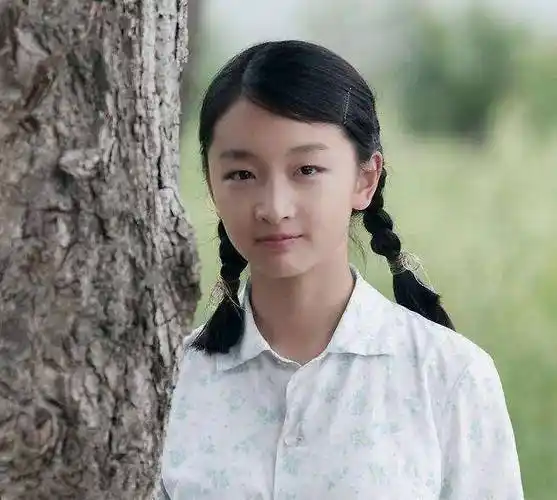 周冬雨出道至今青春依旧,一路开挂摘影后桂冠,开挂的人生了不起_明星