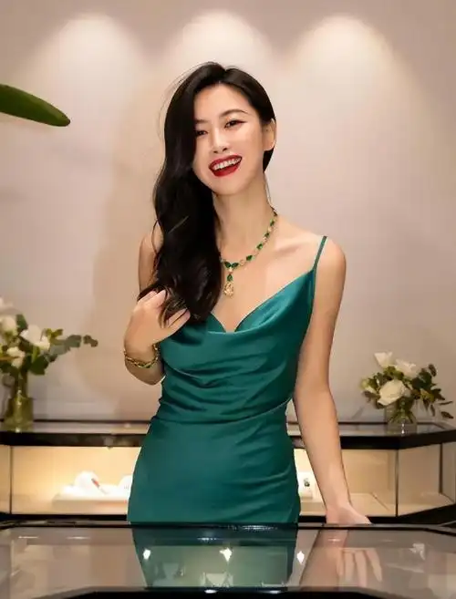 如今,朱珠是一位幸福的妻子和母亲,同时也是一位成功的女演员.