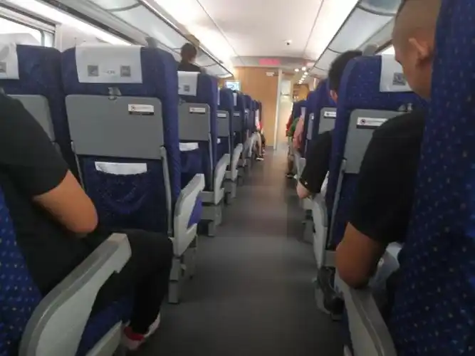 换下口味这次我们坐动车去乐山嗨