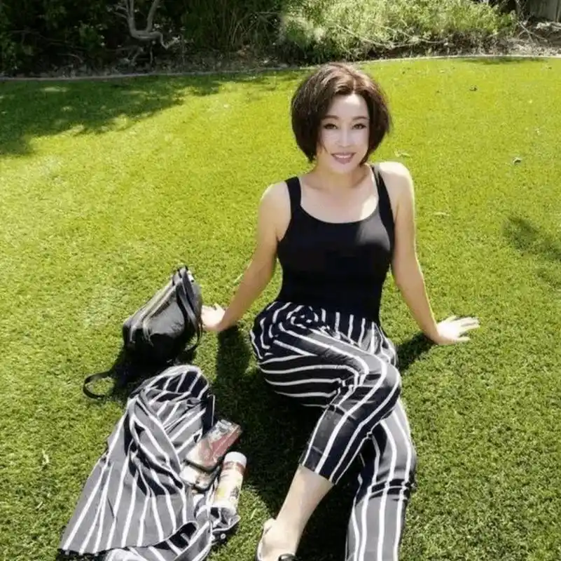 70岁刘晓庆素颜出镜,皮肤水嫩似少女,果然运动就是女人最好的保养品!