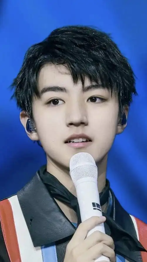 王俊凯的桃花眼,王俊凯的侧脸