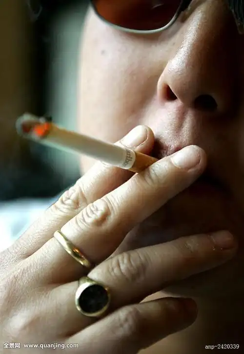 手夹香烟图片大全唯美