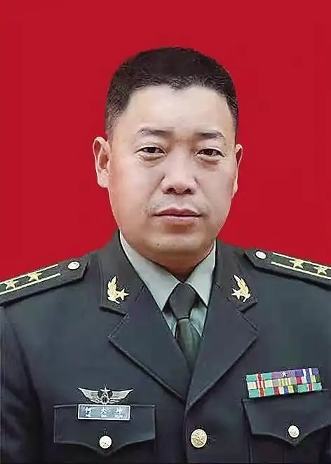 何大坤,鹿邑县观堂镇人,1997年12月入伍,现任第83集团军某旅营长(副团