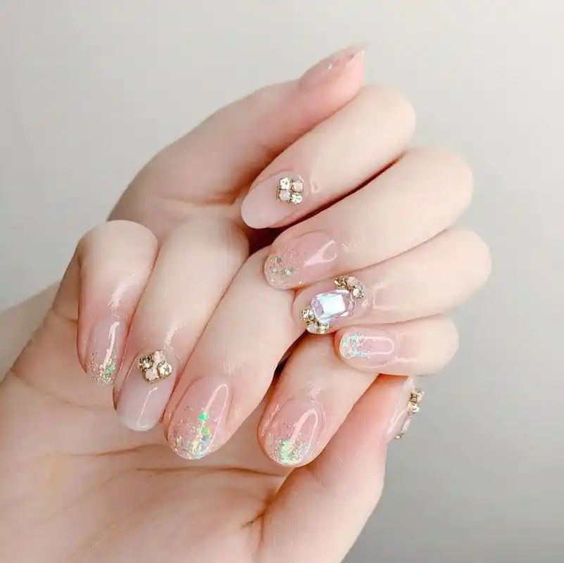 春夏最火的裸透色美甲,谁做谁美