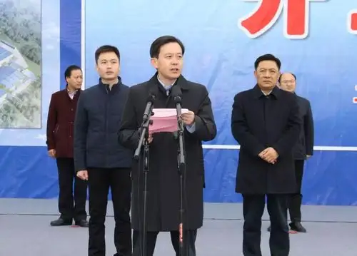 县委副书记,县长张利华主持开工仪式