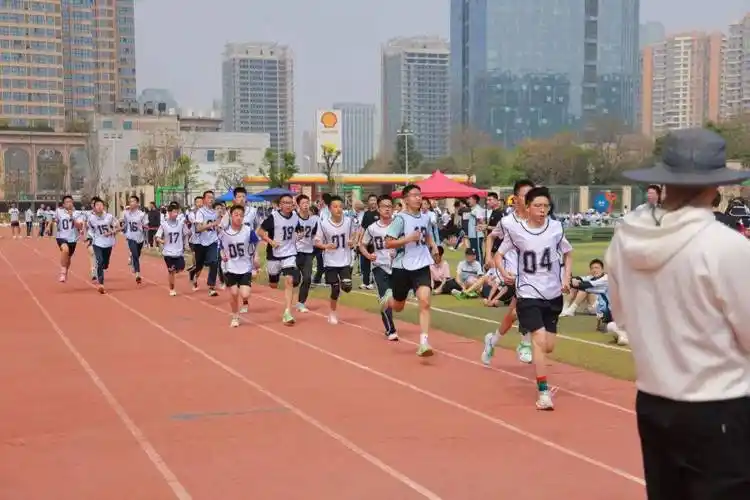 发展体育运动 绽放生命活力——经开一校五中校区春季田径运动会精彩