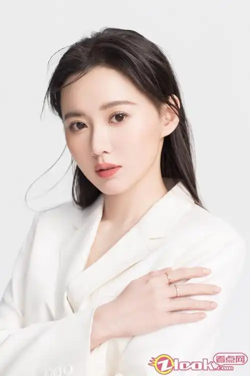 江铠同纯白西装质感大片曝光帅气干练 网友直呼:太a啦!