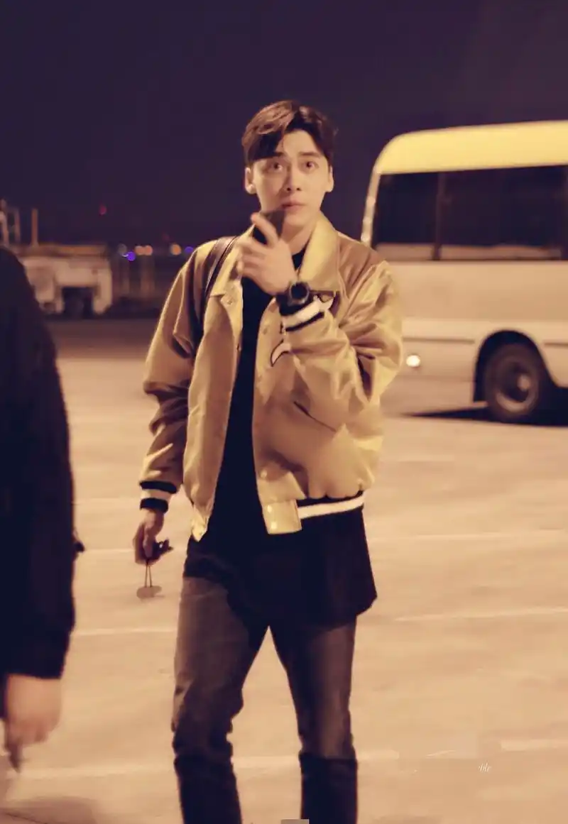 李易峰机场照真的是好帅啊!