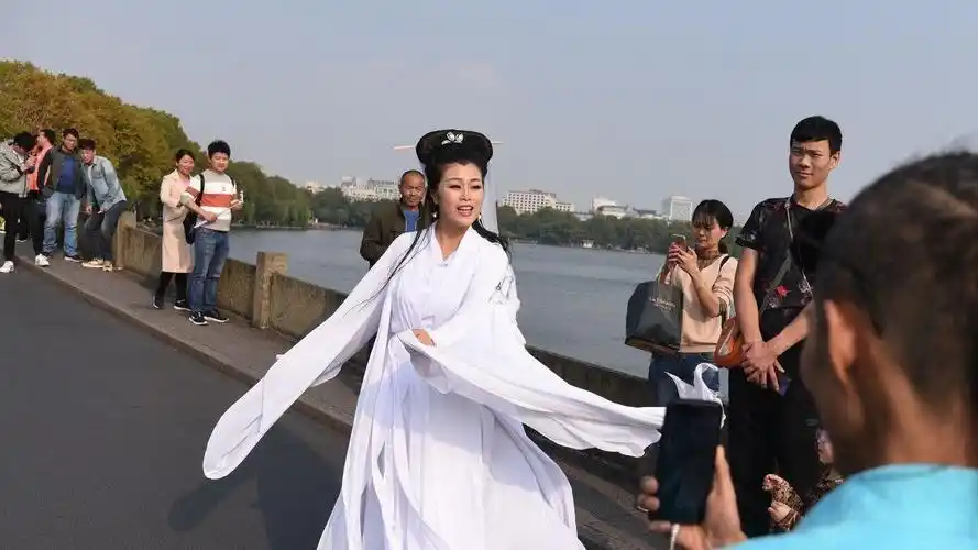 西湖穿越来了一个白娘子在断桥上找许仙见了保安现原形