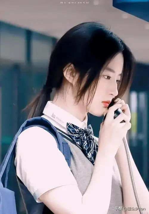 校服时期的刘亦菲简直满足了我对隔壁班校花的幻想