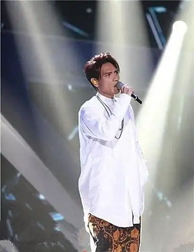 图蒙面歌王杨宗纬但是又如何一曲唱哭众人解释他的退赛内幕