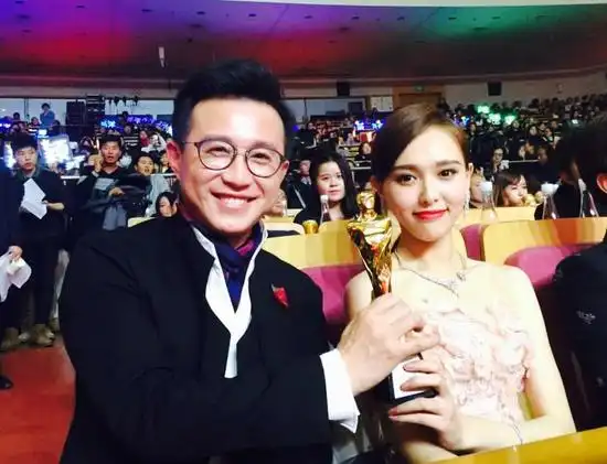 《克拉恋人》联合出品人沈东军与女主角唐嫣共襄盛典荣耀